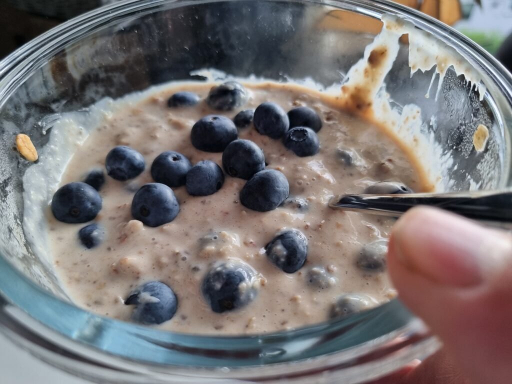 Fiksa blenda kjøleskapsgrøt med granola og blåbær