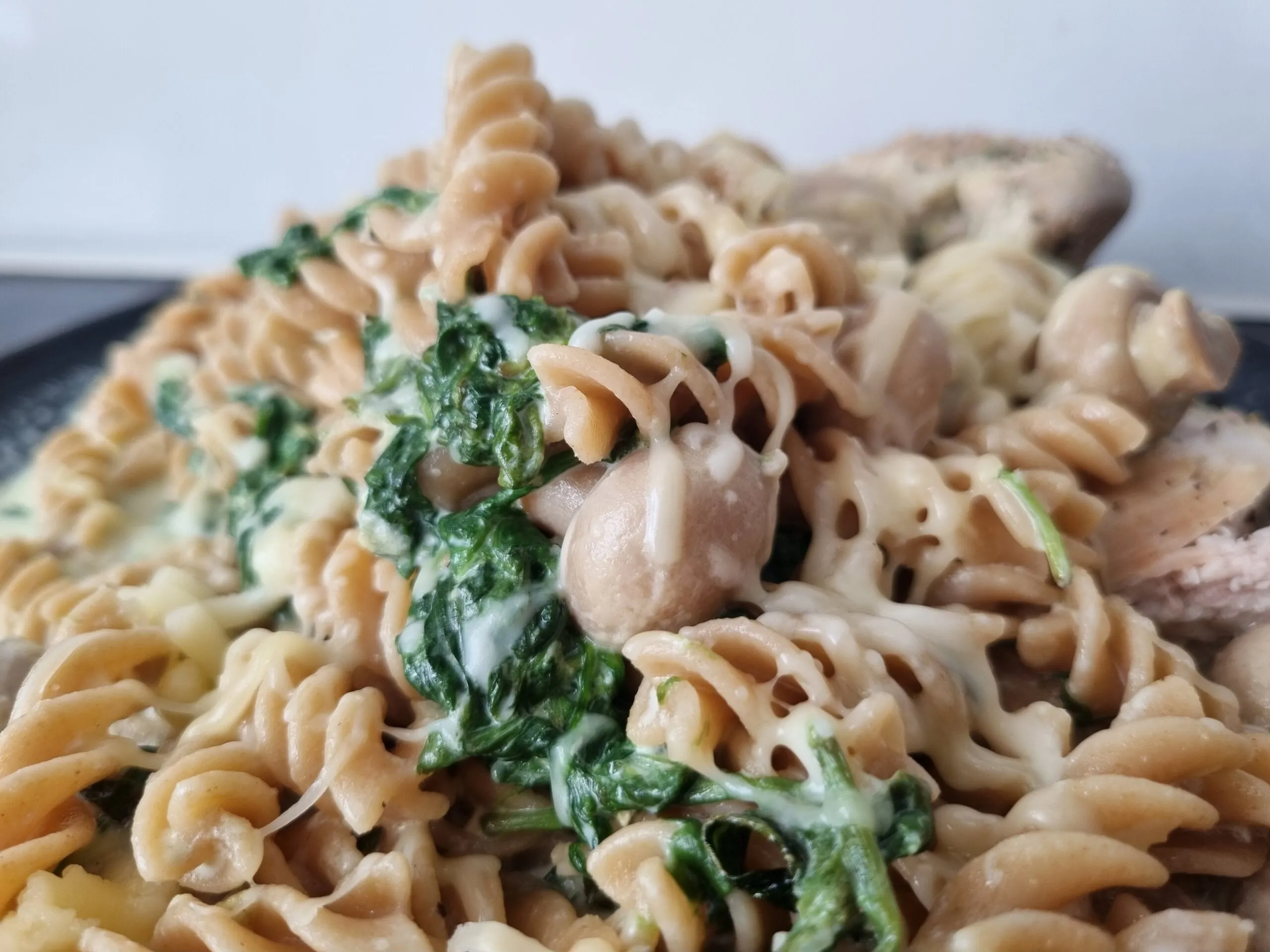 Kremet pasta og kylling med spinat