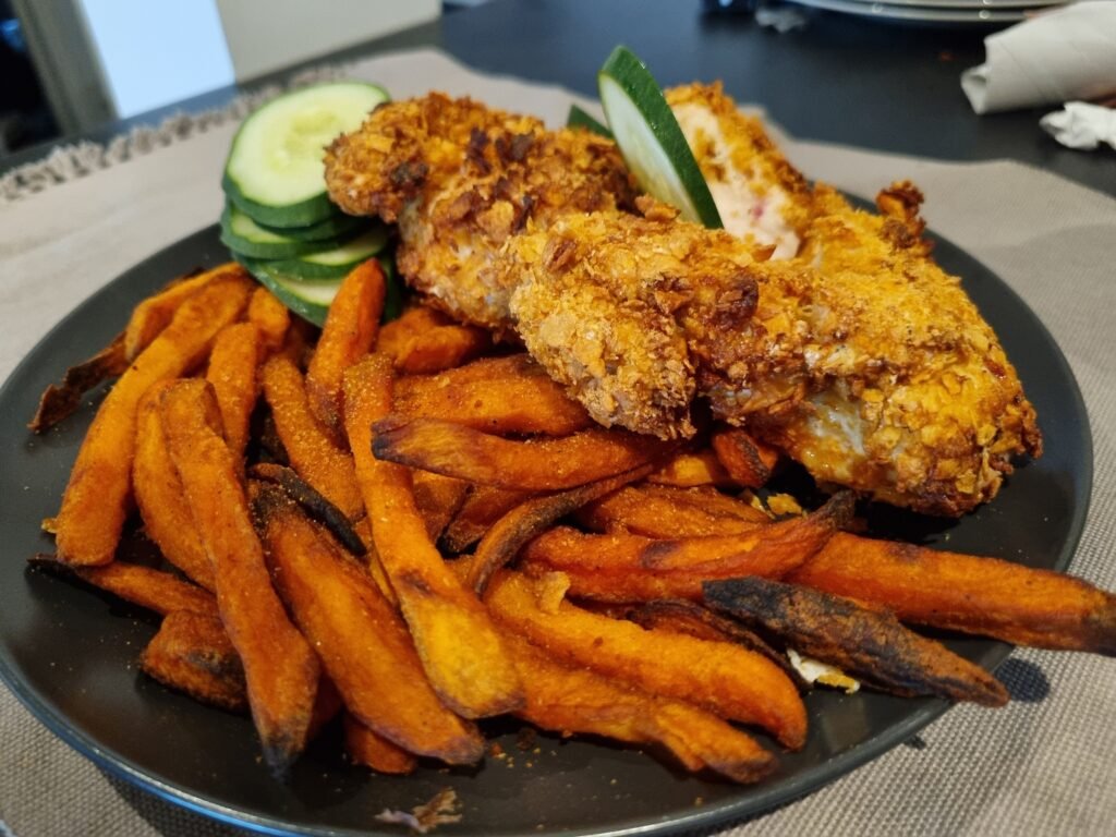 Crispy chicken med søtpoter og agurk
