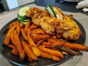 #64: Crispy chicken Crispy chicken med søtpoter og agurk