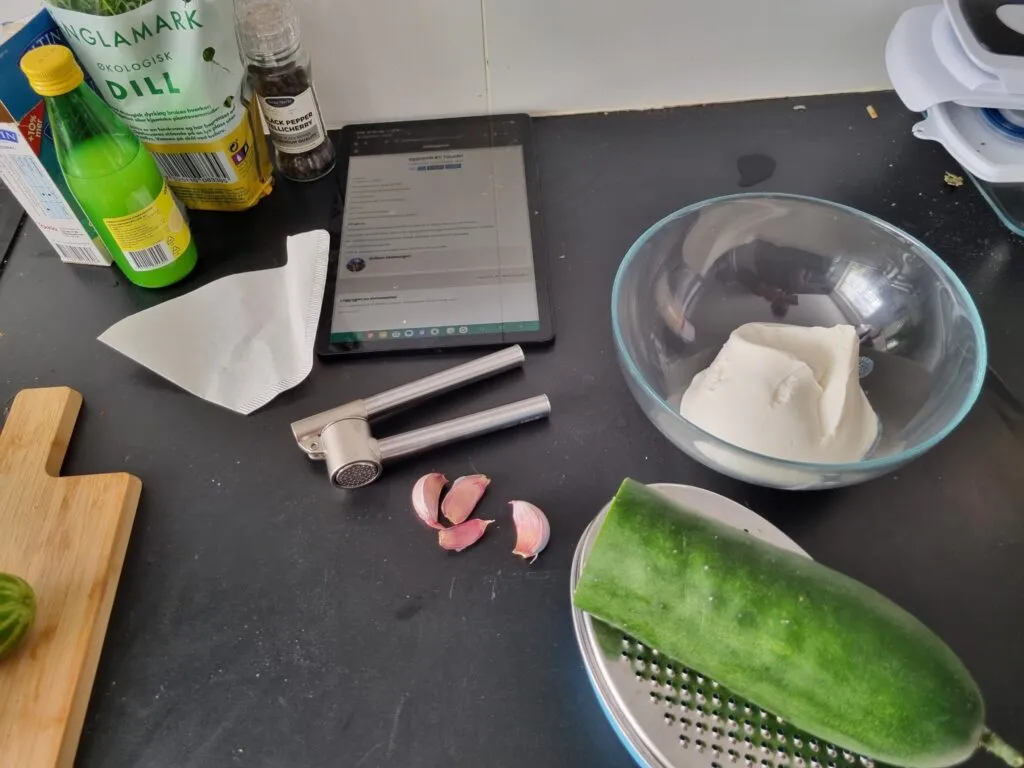 Alle ingrediensene du trenger for å lage en god tzatziki