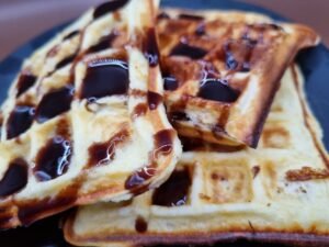 Tre belgiske vafler med sjokoladesaus strødd over