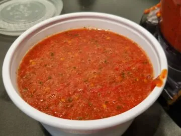 Hvit boks med tomatsaus