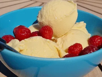 Is av mango servert med jordbær