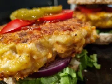 Cheesy lakseburger