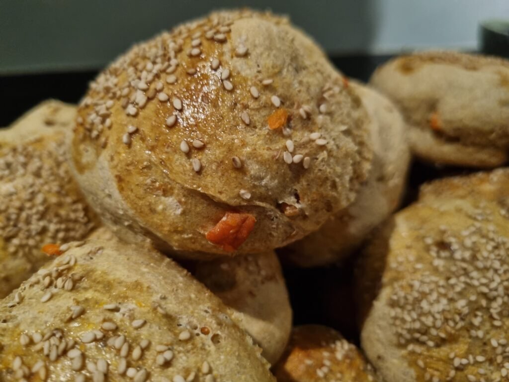 Grove rundstykker med gulrøtter