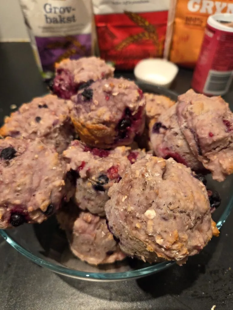 Scones med skogsbær